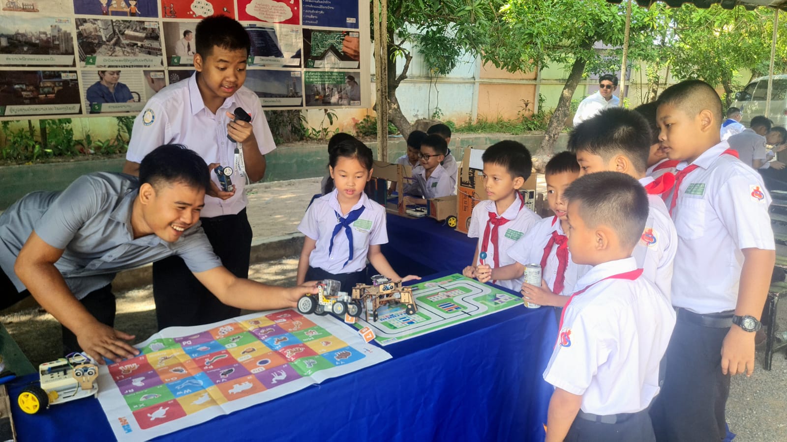 Robotics Hand-on Day for the Kids